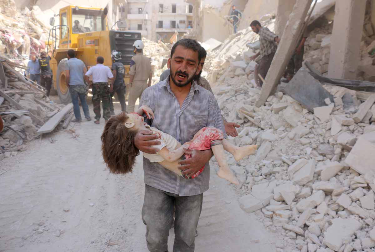 シリアで空爆を受けた親子の写真