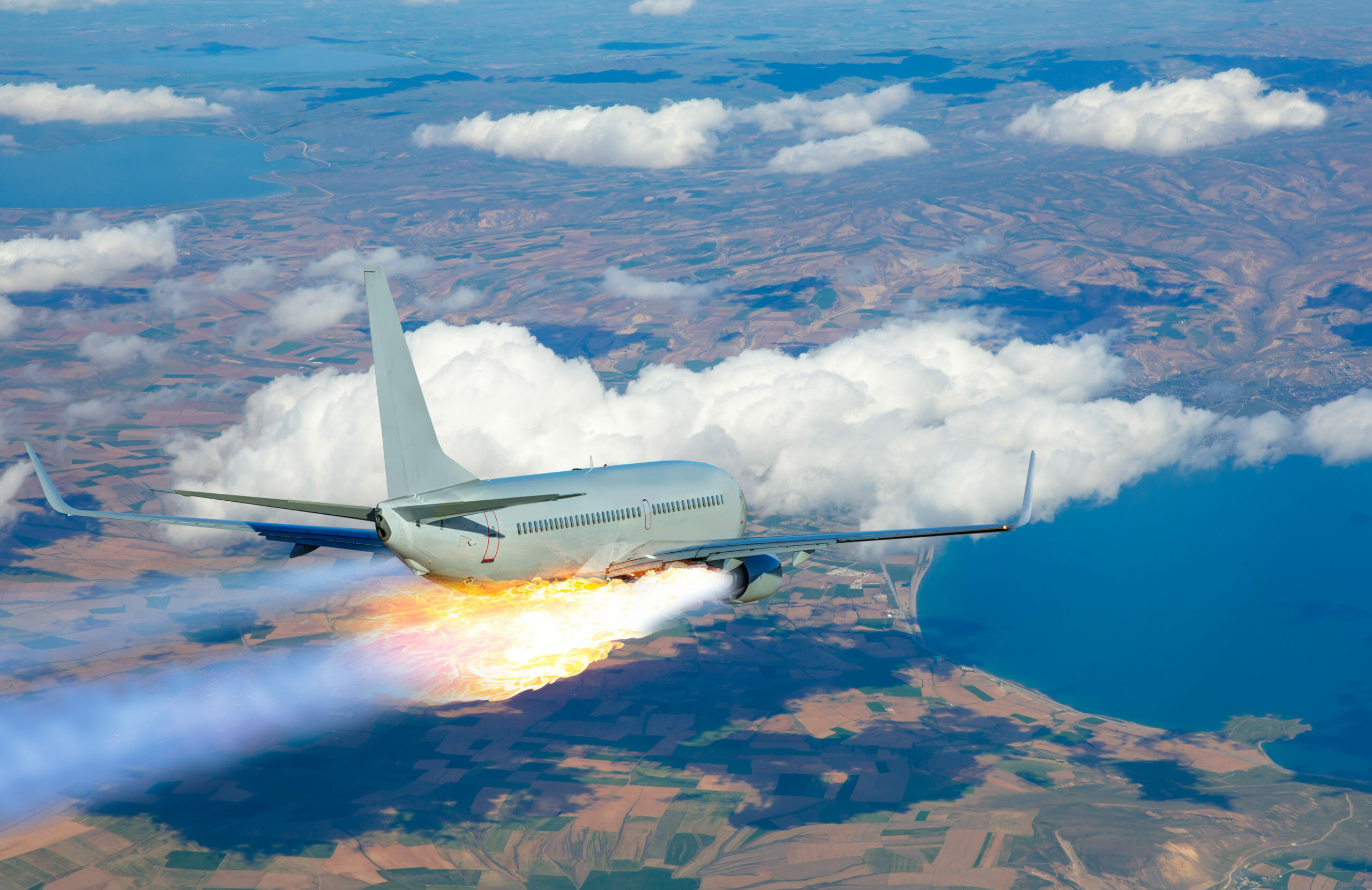 飛行機のエンジンから火が出てる写真