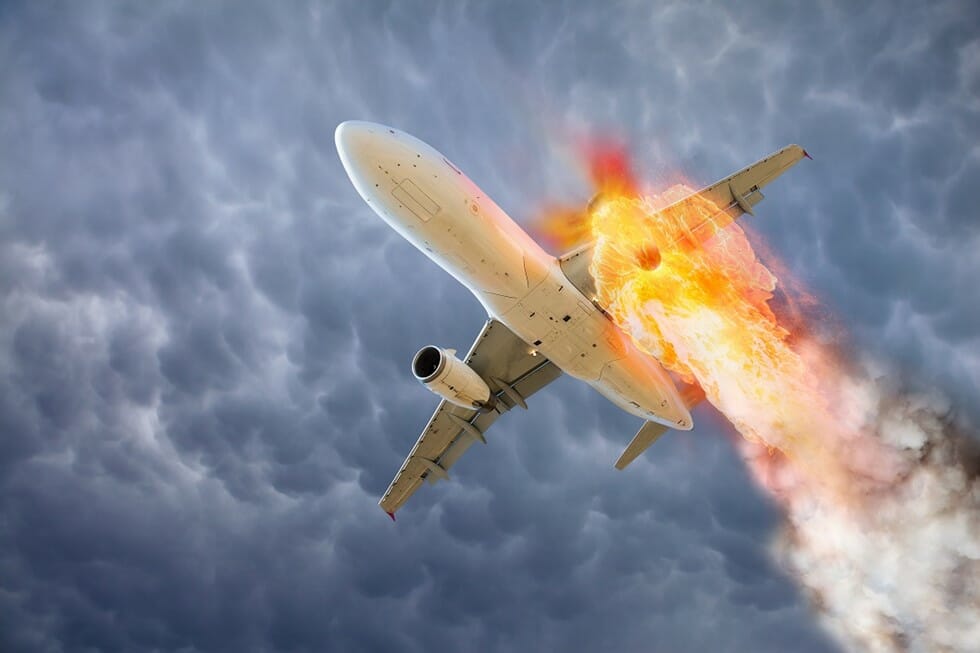 航空機のエンジンから火が出てる写真