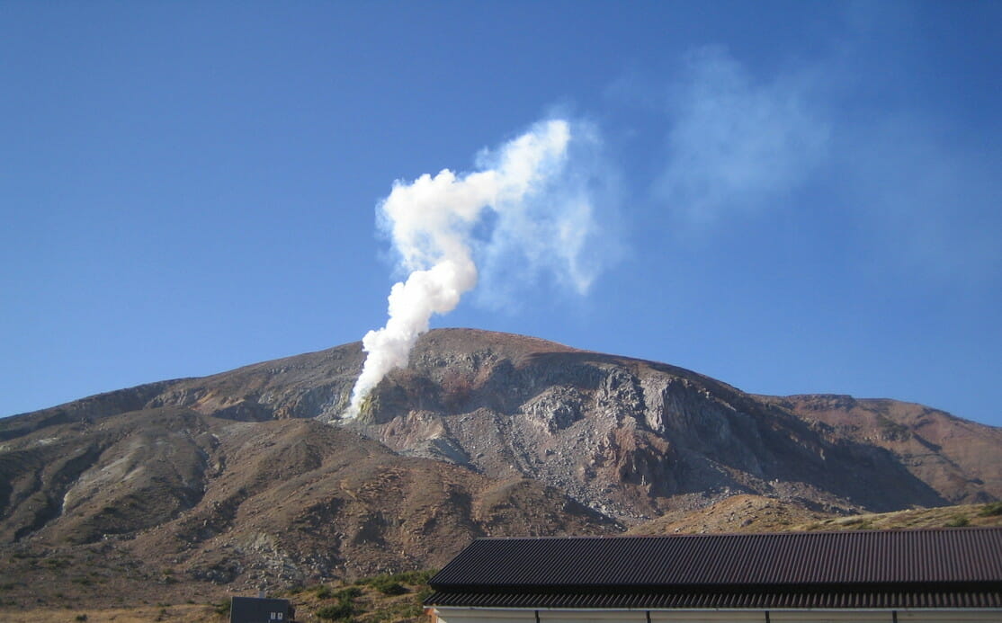 火山から煙の上がる様子の写真